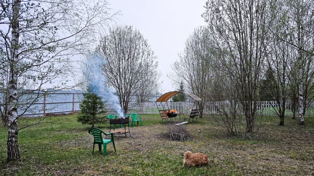 Снять дом с большим участком на 1 месяц в коттеджном поселке Воскресенское на Ярославском шоссе - это выбрать свой комфорт. Посмотрите как хорошо на участке с беседкой даже вне сезона.